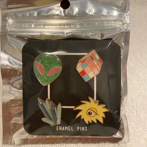 Accessories - Alien Gem Cube 👁 Pin